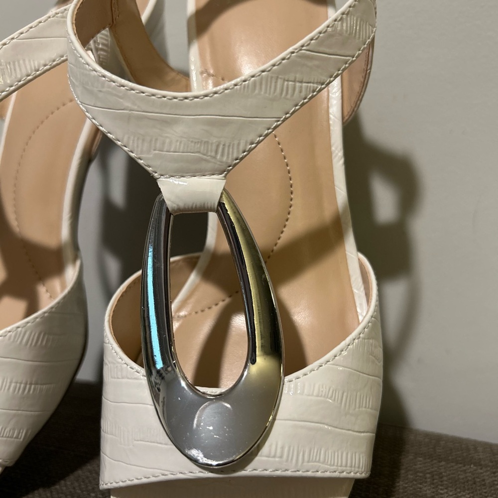 Jones New York Elegant White Sandals with Silver Accent - Picture 3 of 14